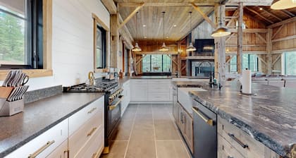 Spacious home w/ full kitchen, convenient location & great views - near lake