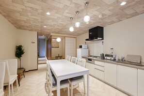 Fridge, microwave, electric kettle, cookware/dishes/utensils - XS03 XROSS STAY Hanazonocho1 (大阪市西成区旭)