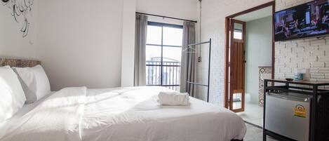 Deluxe Room | Desk, free WiFi