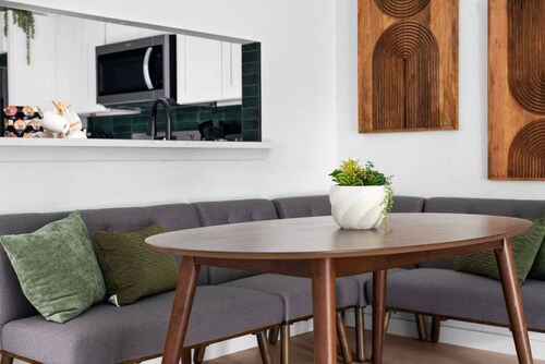 Fast Wifi Desks  SoCo DT Zilker -Pet