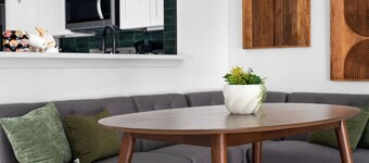 Fast Wifi Desks  SoCo DT Zilker -Pet