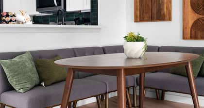 Fast Wifi Desks SoCo DT Zilker -Pet