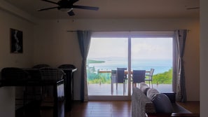 Departamento Deluxe, balcón, vista al mar | Ropa de cama de alta calidad, camas con efecto memoria y escritorio 