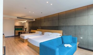 Suite familiar | Ropa de cama de alta calidad, edredón y minibar 
