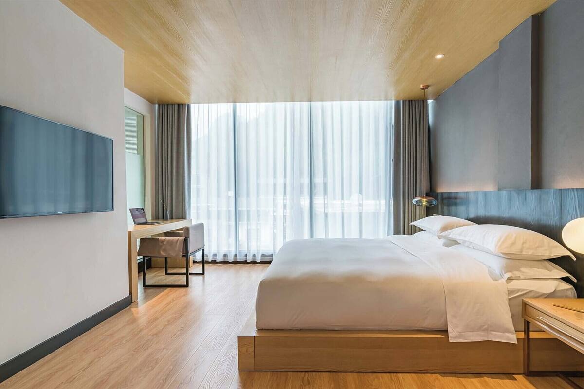 Quarto casal básico | Roupas de cama premium, edredons de pluma, frigobar