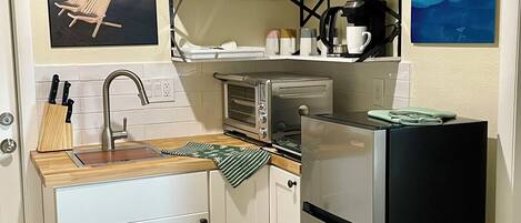 Fridge, oven, stovetop, coffee/tea maker