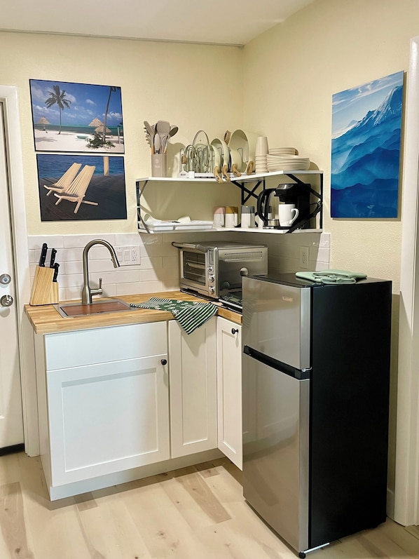 Fridge, oven, stovetop, coffee/tea maker