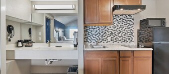 Water view Beach House • Kitchen • Walk to Beach