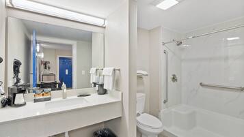 Regadera, secadora de cabello, toallas