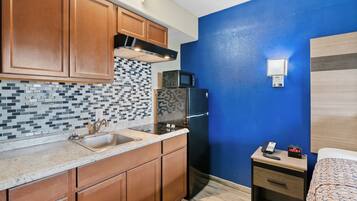 Refrigerador, microondas, horno y cafetera y tetera