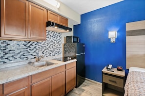 Fridge, microwave, oven, coffee/tea maker