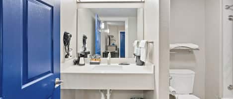 Een douche, een haardroger, handdoeken