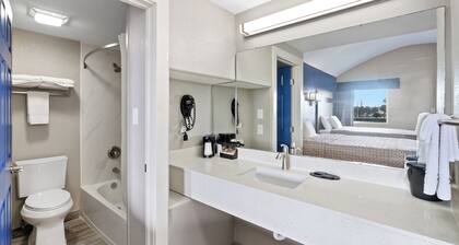 Water view, kitchen, stroll to beach, marina+