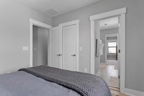 5 habitaciones, tabla de planchar con plancha, wifi y ropa de cama