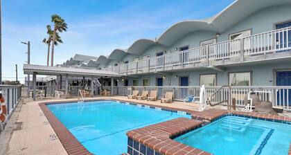 Oceanview Penthouse King room in perfect location
