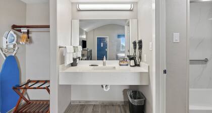 Oceanview Penthouse King room in perfect location