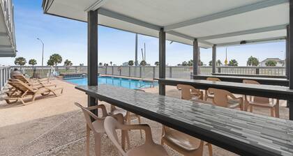 Rockport beach, pool, 2nd level, double queen