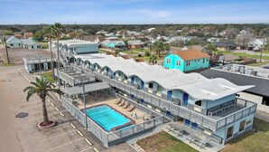 Un motel doté d’une piscine, de plusieurs balcons et d’un parking.