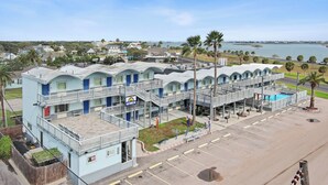 A motel with multiple units, a swimming pool, and a view of the ocean. - Waterview Penthouse, pool, stroll to marina, beach (Rockport)