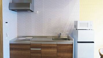 Réfrigérateur, micro-ondes, plaque de cuisson