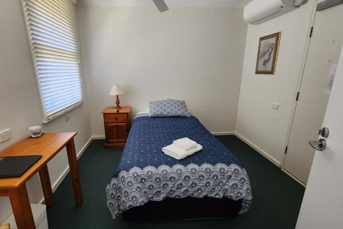 Single Room | Seterika/papan seterika, Wi-fi percuma, cadar katil