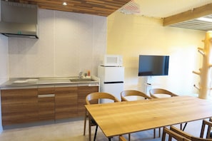 Fridge, microwave, stovetop, cookware/dishes/utensils
