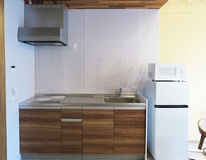 Geladeira, micro-ondas, cooktop, talheres/pratos/utensílios de cozinha