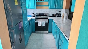 Microondas, horno, placa de cocina