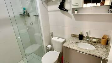 Chuveiro, secador de cabelo, bidê, toalhas de banho