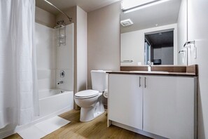 Séchoir à cheveux, serviettes fournies