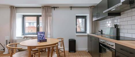 Een koelkast, een magnetron, een oven, een kookplaat