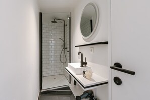 Douche, sèche-cheveux, serviettes fournies