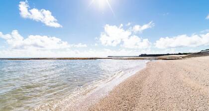 The sea is right in front of you Only one group / Shimajirigun Kumejimacho Okinawa
