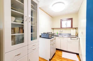 Jääkaappi, mikroaaltouuni, liesi, keittoastiat/astiat/ruokailuvälineet