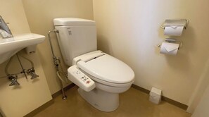 Een haardroger, handdoeken