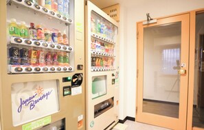 Getränkeautomaten und eine Tür zu einem Raum.