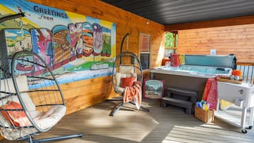 Indoor spa tub