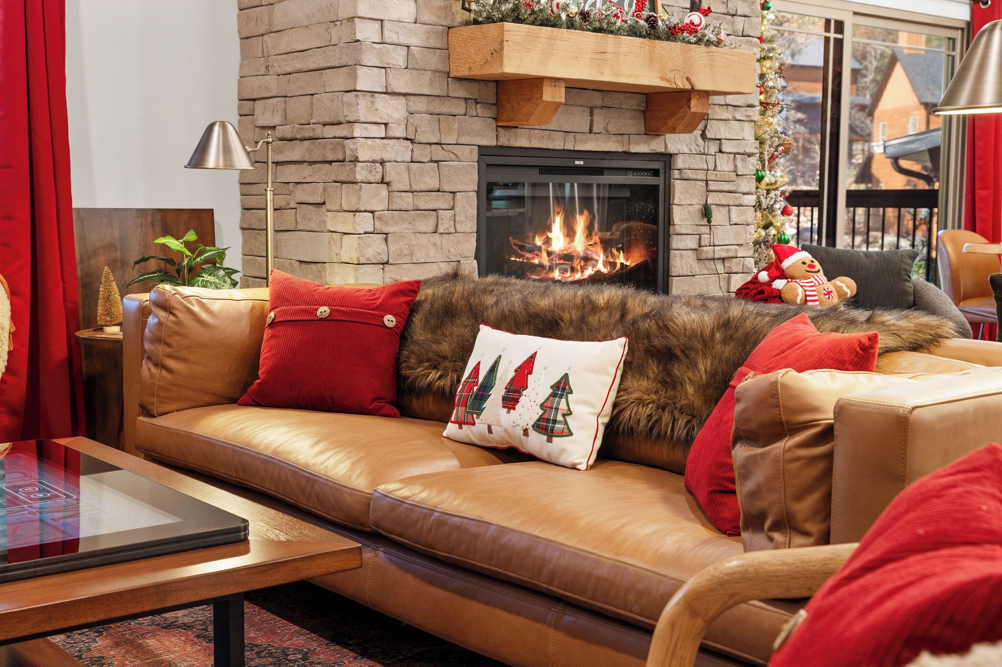 Een smart-tv, een open haard, videogames en een muziekbibliotheek