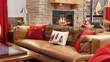 Een smart-tv, een open haard, videogames en een muziekbibliotheek