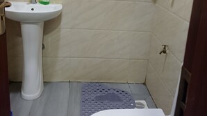 مستلزمات للعناية الشخصية صديقة للبيئة، مناشف، صابون، ورق حمّام
