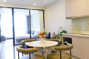 Apartamento junior, 2 habitaciones, balcón | Colchones viscoelásticos, decoración individual, mobiliario individual