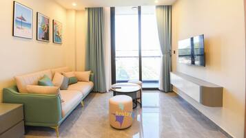 Superior-huoneisto, 2 makuuhuonetta, rantanäköala | Memory foam -patjalliset sängyt, yksilöllisesti sisustettu