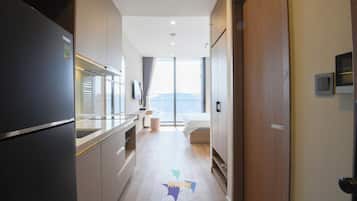 Studio Deluks, pemandangan pantai | Dapur pribadi | Microwave dan peralatan masak/sendok-piring