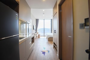 Estúdio luxo, sacada, vista para a praia | Cozinha privada | Micro-ondas, talheres/pratos/utensílios de cozinha