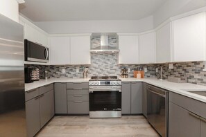 Wasserkocher mit Kaffee-/Teezubehör, Kühlschrank, Mikrowelle, Ofen