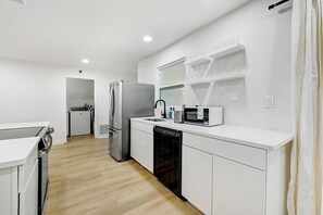 Réfrigérateur, micro-ondes, plaque de cuisson, lave-vaisselle
