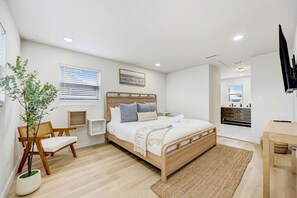 5 bedrooms, desk, iron/ironing board, WiFi