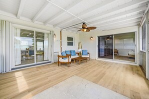 A spacious living area with a wooden floor, a ceiling fan, and a sofa set. - Anchor14 | Coastal Getaway on Merritt Island (Merritt Island)