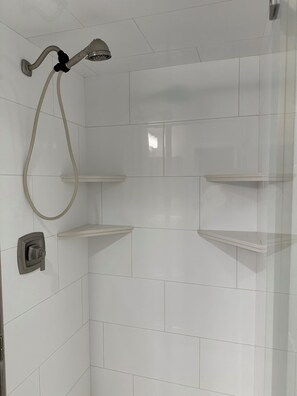 Haartrockner, Handtücher, Seife, Toilettenpapier
