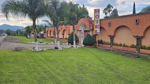 Vista frontal de la propiedad